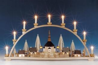 Schwibbogen – großer Kurrendesänger mit Seiffener Kirche und Weihnachtsmann, naturfarben, elektrisch