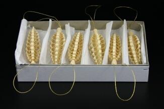 Baumbehang – filigrane, naturfarbene Spanzapfen aus Lindenholz, handgefertigt – HxBxT = 8 x 2 x 2 cm