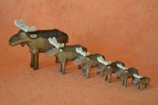 Holzspielzeug – bunter, handgedrehter Elch mit lebendigem Design – Höhe ca. 4 cm