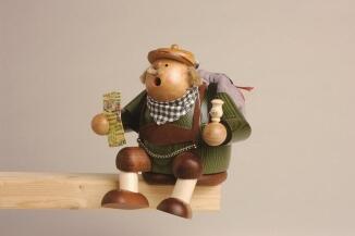 Räuchermann – detailreicher Kantenhocker Tourist mit Pfeife, Wanderkarte und Rucksack, mehrfarbig – 