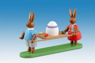Osterfigur – farbenfrohe frühlingshafte Hasenfreunde mit großem Ei, farbige Kleidung – BxHxT ca.