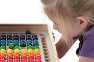 Holzspielzeug - raffinierte bunte Rechenmaschine - LxBxH 380x330x50mm