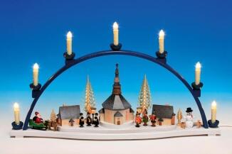 Schwibbogen – detailreiches Seiffener Dorf mit farbigem Rentiergespann und leuchtenden Laternen,