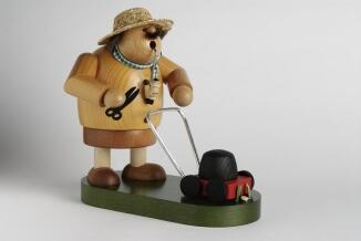 Räuchermann – liebevoller Gärtner mit Strohhut, Schere und Rasenmäher, bunt bemalt – BxHxT = 13 x 18