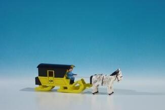 Miniatur Schlitten – detailreicher Postschlitten mit Figuren rot natur – BxHxT ca. 11 x 4 x 5 cm