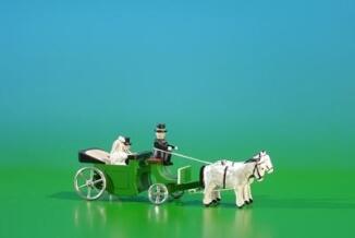 Miniatur Gespann – detailreiche Brautkutsche mit Pferd grün natur – LxHxT ca. 11x4x3 cm