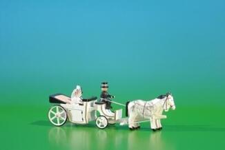 Miniatur Gespann – filigrane Brautkutsche mit Pferd weiß natur – BxHxT ca. 4x11x4 cm