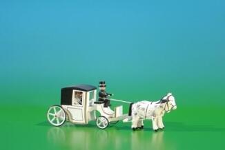 Miniatur Kutsche – nostalgische Brautkutsche weiß mit sandfarbenen Rädern – LxHxT ca. 11x4x4 cm