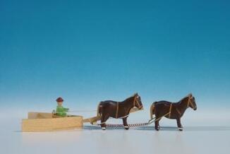 Miniatur Gespann – Schneepflug mit vier Pferden natur handbemalt – BxHxT ca. 15x4x4 cm