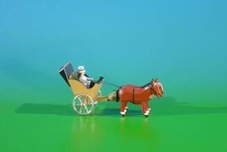 Miniatur Kalesche – zweispännige Pferdekutsche natur mit farbigen Akzenten – LxHxT ca. 9x3,5x3 cm