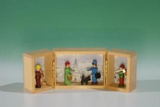 Miniatur – winterliche Seiffener Dorfszene mit Postbote handgefertigt aus Holz – BxHxT ca. 13x4,5x8 