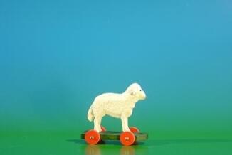 Reifentier – liebevoll gestaltetes Fahrtier-Schaf mit natürlicher Holzoptik und handgearbeitetem