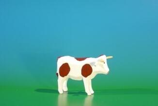 Reifentier – detailverliebter Ochse in natürlichen Farben, handgearbeitet – HxT = 4,5 x 2 cm