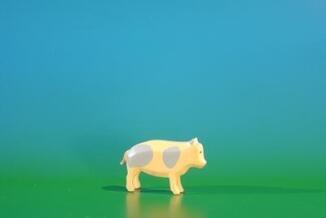 Reifentier – detailverliebtes, handgedrehtes Schweinchen mit rosigen Akzenten – HxT = 3,3 x 1,5 cm