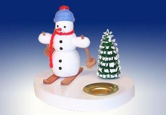 Kerzenhalter – fröhlicher Schneemann auf Ski mit Tannenbaum, farbenfroh und detailreich – BxHxT = 7 