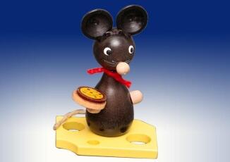 Ganzjahresfigur – fröhliche Maus auf Käse mit bunter Pizza, detailverliebt handbemalt – H = 7 cm