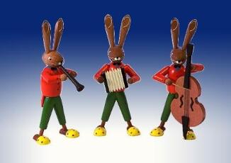 Osterdekoration – detailreiches Hasentrio mit Musikinstrumenten, farbenfroh bemalt – H = 12 cm