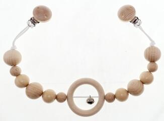 Wagenanhänger – liebevolle Holzkette mit Perlen und zarter Glocke naturfarben – BxHxT 52 x 7 x 3,5