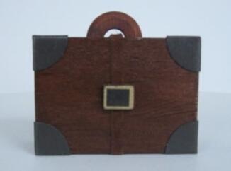 Zubehörkoffer – bunt bemalt, detailverliebt für Räuchermänner – BxHxT = 5,5 x 5,5 x 2,5 cm