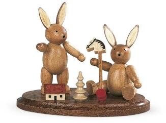 Osterfigur – spielende Hasenkinder mit Holzspielzeug – H 6 cm