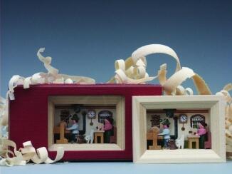 Miniaturrahmen – detailreiche Drehstube mit lichtdurchlässiger Rückwand, bunt und natur – BxH = 5,5 