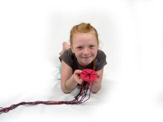 Holzspielzeug – tolle Knüpfscheibe aus Buchenholz naturfarben – BxHxT 8 x 1 x 8 cm