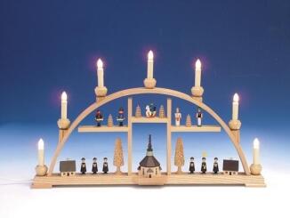 Schwibbogen – bunte Seiffener Motive mit Kurrende und elektrischen Kerzen, detailreich und festlich 