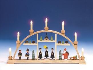 Schwibbogen – liebevoll bemalte Figuren mit Seiffener Kirche und Häuschen, elektrisch beleuchtet –