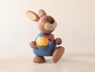 Erzgebirgischer Osterhase Eierläufer – Handbemalte Holzfigur mit Osterei – HxB ca. 9x5 cm