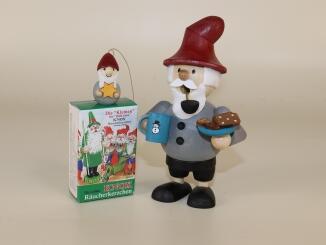 Räuchermann – liebevoller Wichtel mit roter Mütze, Tasse und Keksen, inkl. Baumbehang und