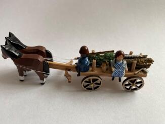 Pferdeschlitten – Miniatur-Bauer mit Frau, Baum & Schlitten – bunt handbemalt – B×H ca. 9×4 cm