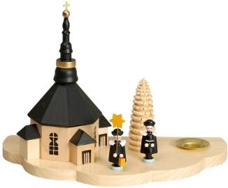 Kerzenhalter – detailreiche Seiffener Kirche mit Kurrendefiguren, natur/dunkel – BxHxT = 9 x 13 x 6 