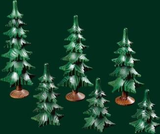 Holzbaum mit sieben detailreichen Kränzen aus dem Erzgebirge, grün lasierte Spanbäume auf rundem