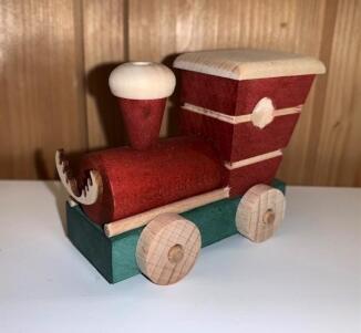 Holzzug – detailreicher Elchexpress mit bunten Waggons und Geschenken, naturfarben – BxHxT = 15 x 8 