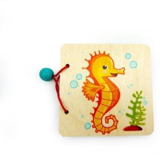 Holzspielzeug – farbenfrohes Bilderbuch mit Seepferdchen aus Buchenholz – BxHxT 11 x 9 x 1,5 cm