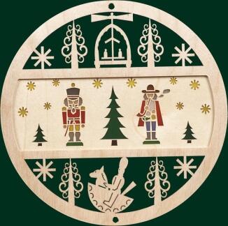 Fensterbild – detailreiche Winterlandschaft mit Nussknacker und Räuchermann, farbenfrohe Holzkunst –