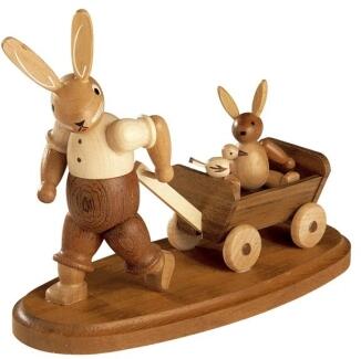 Osterfigur – liebevoller Hasenvater mit Kind und Bollerwagen naturbelassen – BxHxT 15 x 11 x 5 cm