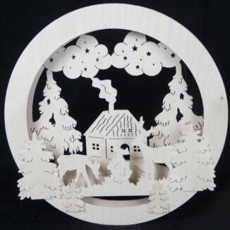 Fensterbild – detailreiche Waldszene mit Haus und Rehen, naturfarben, beleuchtet – BxHxT = 32 x 32 x