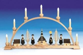 Schwibbogen Seiffener Kirche mit Kurrende-Sängern und Spanbäumen, handbemalter Holzbogen mit