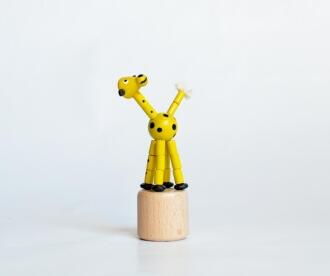 Wackelfigur – Tolles Holzspielzeug Giraffe von Jan Stephani Räuchermann Stube, ca. 10 cm, gelbe