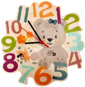 Wanduhr mit liebevollem Bärchen-Motiv und bunten Zahlen aus Holz von Hess Holz Spielzeug, 24,5 cm