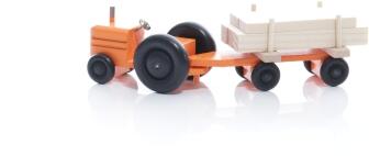 Holzspielzeug - Miniaturfahrzeug Traktor mit Langholz auf dem Anhänger Bunt - Ansicht Links - Nachhaltiges Spielzeug aus dem Erzgebirge