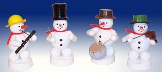 Weihnachtsdekoration &ndash; detailreiche Schneemannkapelle mit bunten Instrumenten, handbemalt