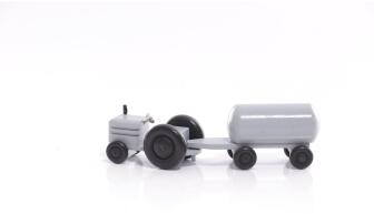 Holzspielzeug - Miniaturfahrzeug Traktor mit Fass Anhänger Bunt - Ansicht Links - Nachhaltiges Spielzeug aus dem Erzgebirge