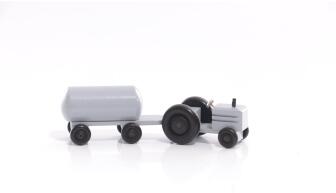 Holzspielzeug - Miniaturfahrzeug Traktor mit Fass Anhänger Bunt - Ansicht Rechts - Räder drehen sich
