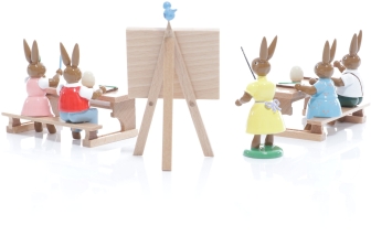Osterfiguren - Hasenschule mit Lehrerin und sitzende Sch&uuml;ler auf B&auml;nken - Ansicht Hinten -