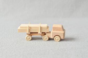 Holzspielzeug - Miniaturfahrzeug Lastenauto mit Langholz Natur - Ansicht Vorne - Hergestellt im Erzgebirge