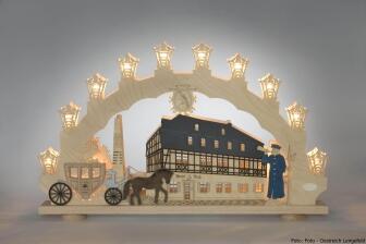 Schwibbogen &ndash; Detailreiches Erzgebirgsmotiv mit Hotel „Ro&szlig;“ und Postdistanzs&auml;ule