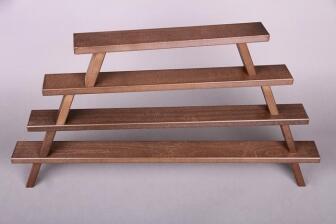 Schwibbogenerh&ouml;hung &ndash; Handgefertigte Unterstellbank aus braun lackiertem Naturholz,