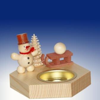Teelichthalter – detailreicher Schneemann mit Schlitten und Ringelbaum, naturfarben – BxHxT = 6,5 x